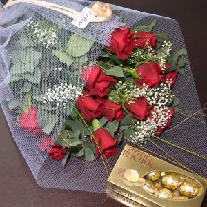 Ramo Bouquet de 12 Rosas con Bombones - Envío de flores y plantas, Florería La Fleur, Montevideo, Uruguay.