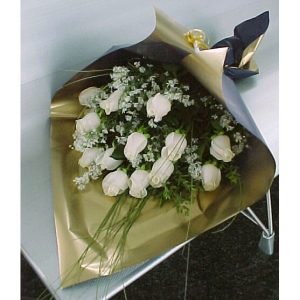 Ramo Bouquet de 12 Rosas Importadas - Envío de flores y plantas, Florería La Fleur, Montevideo, Uruguay.