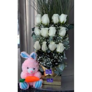 Arreglo Floral Escalonado de 12 Rosas y Peluche - Envío de flores y plantas, Florería La Fleur, Montevideo, Uruguay.