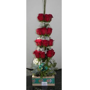 Arreglo Floral Pirámide de 24 Rosas - Envío de flores y plantas, Florería La Fleur, Montevideo, Uruguay.
