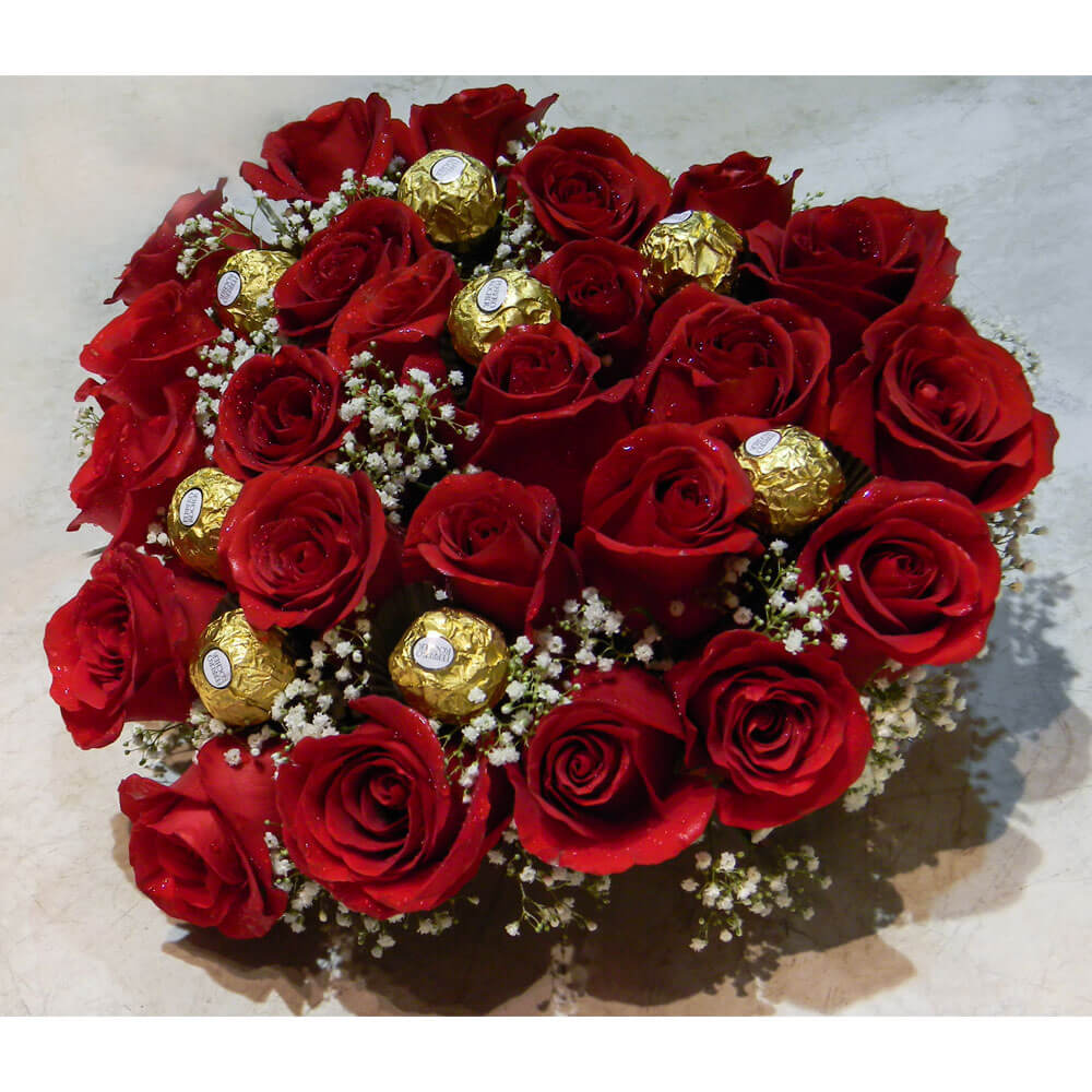 Corazón de 24 Rosas y Bombones Ferrero Rocher - Florería La Fleur