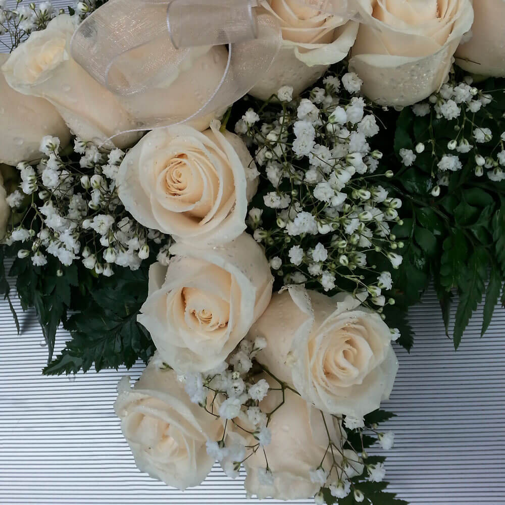 Cruz Natural de 24 Rosas Fúnebre para Condolencias - Florería La Fleur