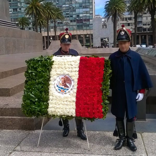 Ofrenda Floral para Monumentos Bandera de Mejico - Florería La Fleur, Montevideo, Uruguay