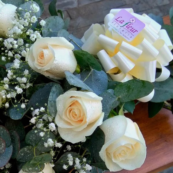 Ramo de 18 Rosas para Condolencias - Flores, coronas para condolencias, velatorios, arreglos fúnebres, Florería La Fleur, Montevideo, Uruguay.