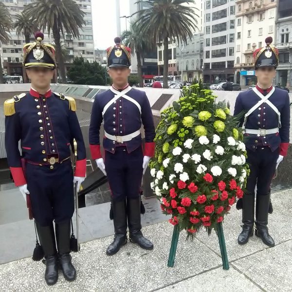Palma con Pie Ofrenda Floral para Monumentos - Flores para Monumentos - Florería La Fleur, Montevideo, Uruguay._4
