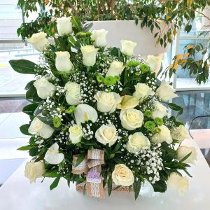 Arreglo de 24 Rosas y Anturios Blanco - Envío de flores y plantas Florería La Fleur, Montevideo, Uruguay._1